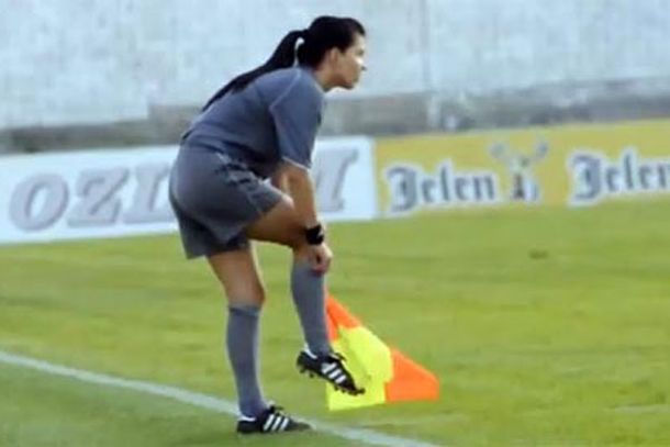 La jueza de línea que enamora a todos en el fútbol serbio