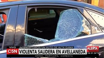 avellaneda: motochorros le robaron $30.000 al conductor de un auto de lujo avellaneda: motochorros le robaron $30.000 al conductor de un auto de lujo