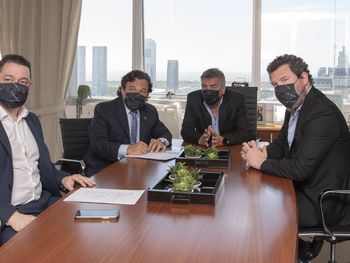 El presidente del Ente Nacional de Comunicaciones (ENACOM),&nbsp;Claudio Ambrosini, y el gobernador de Salta, Gustavo Sáenz, junto al jefe de Gabinete del Ente, Ariel Martínez, y el director de Asuntos Jurídicos y Regulatorios, Diego Leiva.