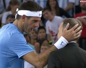 El tandilense intenta explicarle al supervisor del encuentro