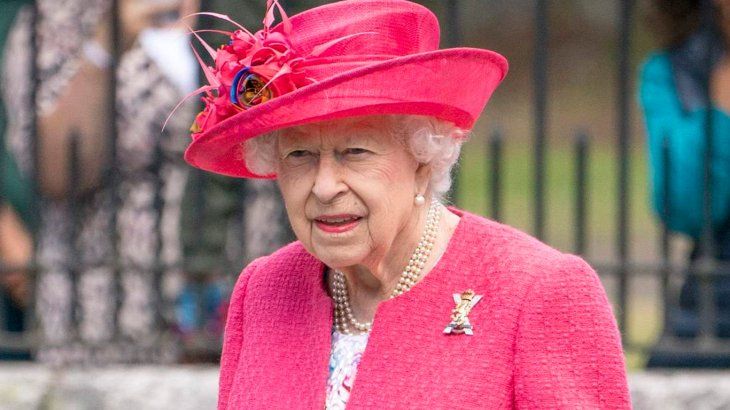 La reina de Inglaterra reaparece en público tras ausentarse por indicación médica