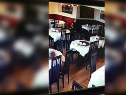 Se hizo cargo: una joven es la camarera más torpe del mundo y así lo demostró