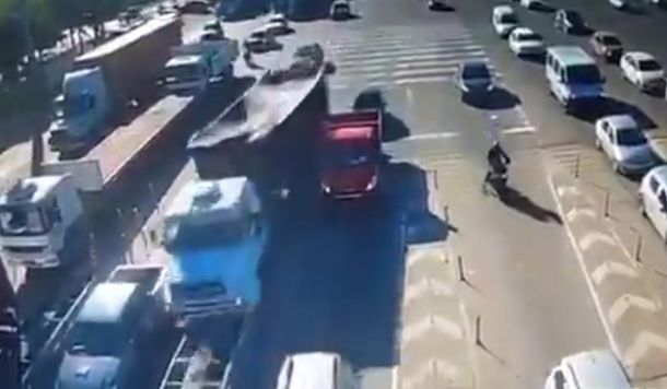 VIDEO: Un camión aplastó a un auto en un peaje de la Panamericana