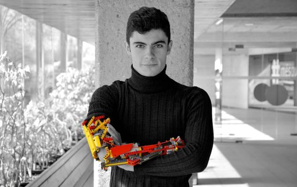 De las piezas de LEGO al récord Guinness: el joven que fabrica prótesis con bloques de construcción