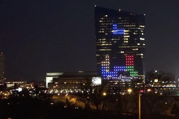 Juegan al Tetris más grande del mundo en un edificio de 29 pisos