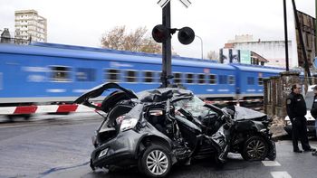 tren arrollo un auto en villa devoto: hay dos muertos tren arrollo un auto en villa devoto: hay dos muertos