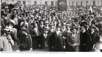 Se celebra la primera gran manifestación reyista en 1909. Se celebra la primera gran manifestación reyista en 1909.