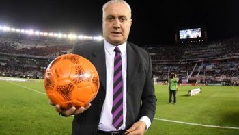 El Beto Alonso con la mìtica pelota naranja