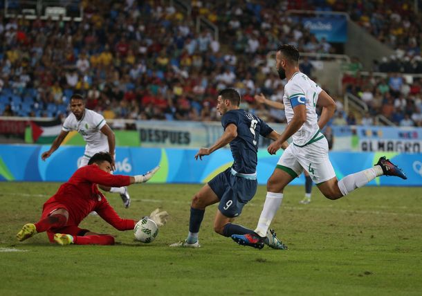 Con angustia, Argentina se sacó de encima a la débil Argelia y respira