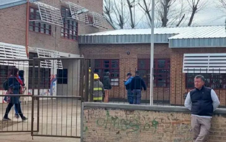 A cuchillazos en Neuquén: dos chicas se pelearon afuera de la escuela y una terminó en el hospital
