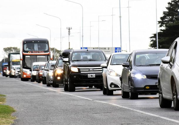 Largas filas de uruguayos hacia Argentina en fin de semana pasado.