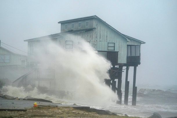 Michael dejó caos y destrucción en su paso por Florida: ya bajó a la categoría 2