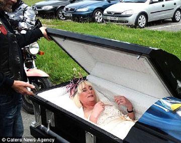 Llegó a su boda dentro de un ataúd 