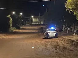 Los operativos policiales se despliegan en el barrio para resguardar el avance de la investigación. Los operativos policiales se despliegan en el barrio para resguardar el avance de la investigación.