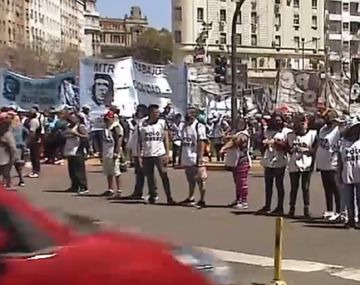 Corte total en el Obelisco por la confluencia de distintas protestas