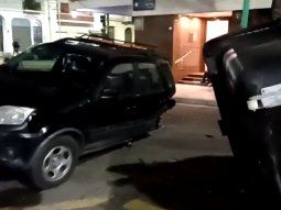 Almagro: un auto chocó contra una camioneta estacionada, un contenedor de basura y sus cinco ocupantes quedaron heridos