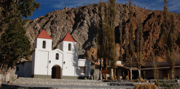 El pueblo entre montañas para salir de lo cotidiano y meterse en la altura