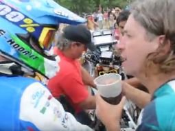 Con fernet y mucha pasión, fanáticos arreglaron motos del Dakar en plena carrera