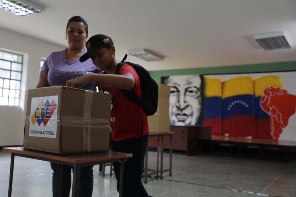 Entre la falta de confianza y sin datos oficiales, cerraron los comicios presidenciales en Venezuela