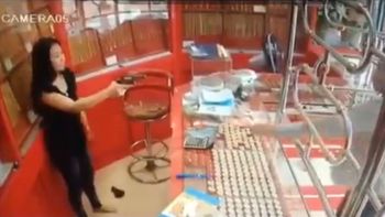 Quiere robar en una joyería, pero le sale mal Quiere robar en una joyería, pero le sale mal