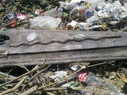 macabro: hallan un feretro con restos humanos en un basural macabro: hallan un feretro con restos humanos en un basural