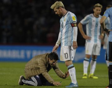 Peligro: entró a la cancha a saludar a Messi y casi lo lesiona