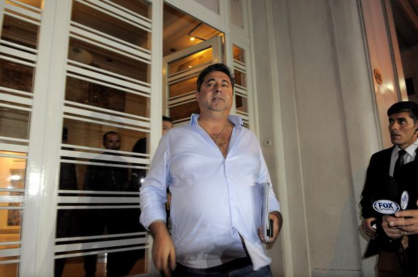 El vicepresidente de AFA saliendo de la sede de Viamonte