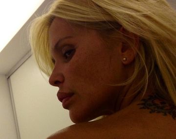 Nazarena, feliz con su tattoo nuevo