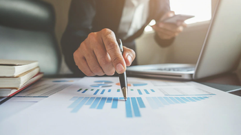 Con la reducción prevista de la inflación, se espera un incremento en los salarios reales de alrededor del 2%. Con la reducción prevista de la inflación, se espera un incremento en los salarios reales de alrededor del 2%.