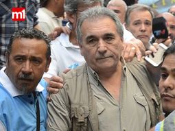 Schmid escoltado a la salida del acto Schmid escoltado a la salida del acto