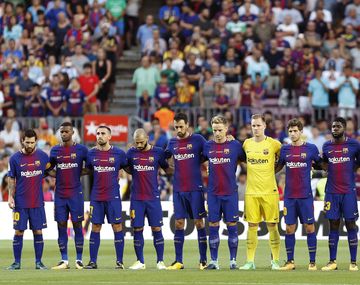 Los jugadores del Barcelona durante el respetuoso minuto de silencio por las víctimas