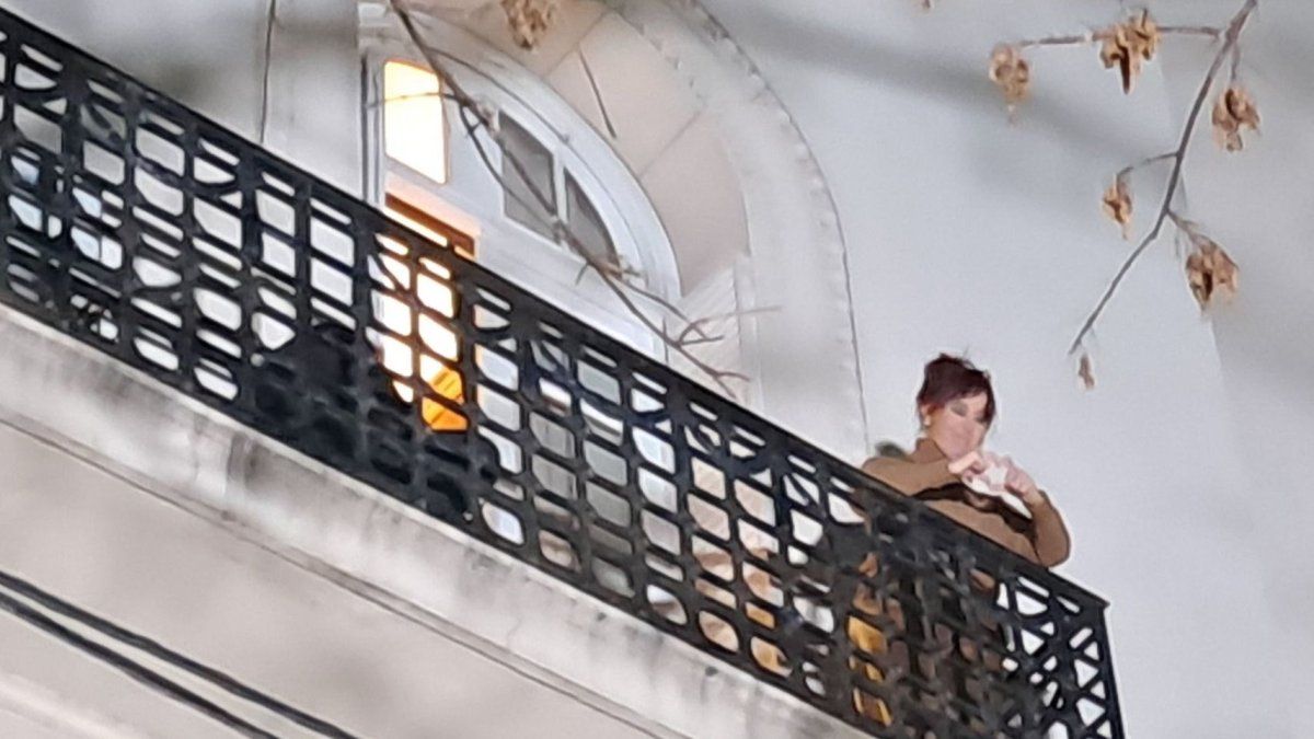 Domingo de masiva vigilia en la casa de Cristina Kirchner, quien volvió a saludar a la militancia