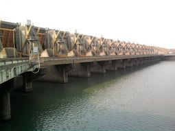 abren las compuertas de la represa yacyreta por la crecida del rio parana abren las compuertas de la represa yacyreta por la crecida del rio parana