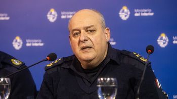 El subdirector de la Policía Nacional, Héctor Ferreira, renunció luego de verse involucrado en el caso Astesiano que sacude a la política uruguaya. El subdirector de la Policía Nacional, Héctor Ferreira, renunció luego de verse involucrado en el caso Astesiano que sacude a la política uruguaya.