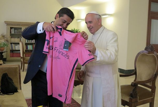 El Papa posó con la polémica camiseta rosa de Boca