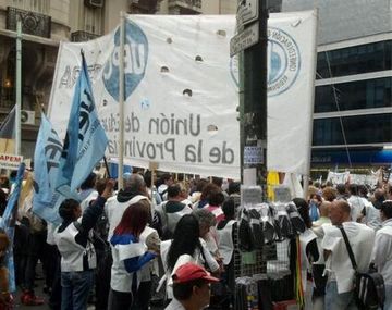 Multitudinaria marcha de los gremios docentes al Ministerio de Educación