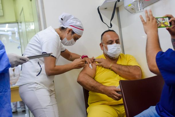 La Rioja: polémica por un médico que fue vacunado dos veces