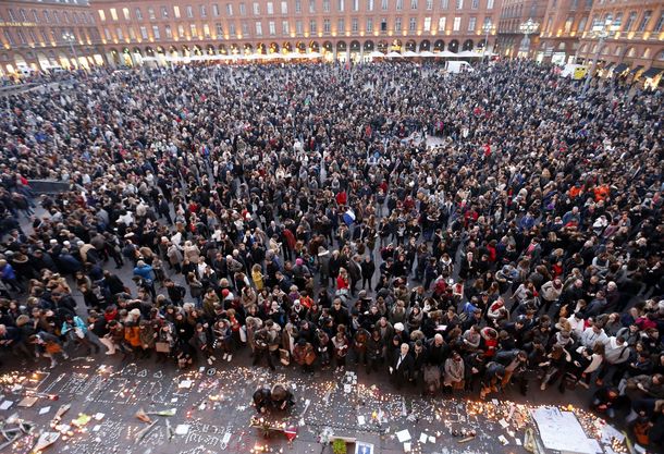 Miles de personas se manifestaron en silencio por la paz en Francia