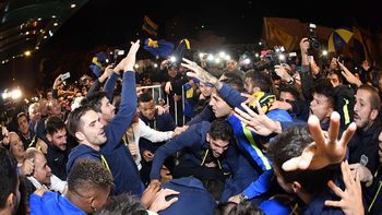 La locura en la puerta del hotel de Boca La locura en la puerta del hotel de Boca