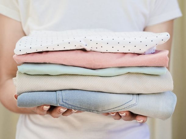 Trucos caseros: cómo sacar restos de pegamento de tu ropa