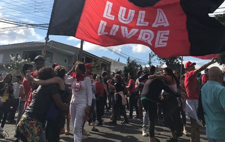 Manifestantes en la puerta de la cárcel de Curitiba.