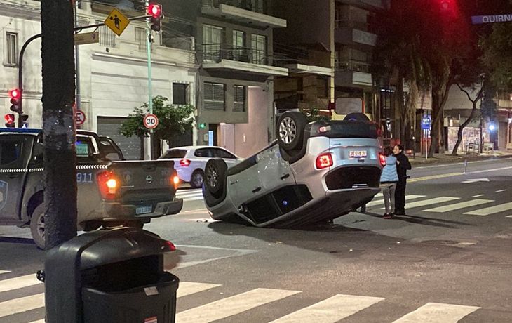 Impresionante choque y vuelco en Flores: hay un partrullero de la Policía de la Ciudad involucrado