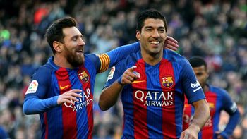 Messi y Suárez celebrando el gol del uruguayo Messi y Suárez celebrando el gol del uruguayo