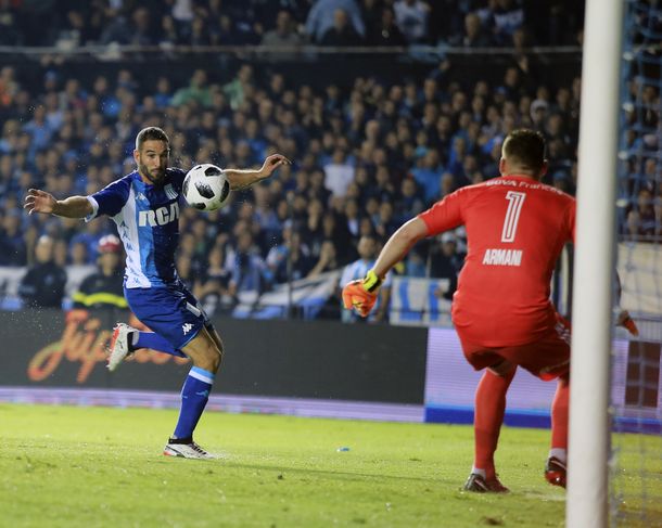 Lisandro López ante Armani en el clásico de la Superliga 2017/18