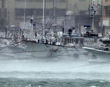 Evacúan a más de 500 mil personas en Japón por la llegada de un tifón