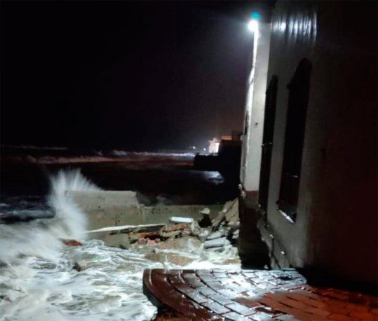 Mar del Tuyú: por la fuerte crecida, las olas derrumbaron una casa
