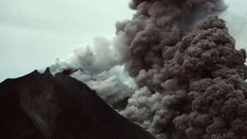 evacuan a 19.000 personas por un volcan en erupcion evacuan a 19.000 personas por un volcan en erupcion