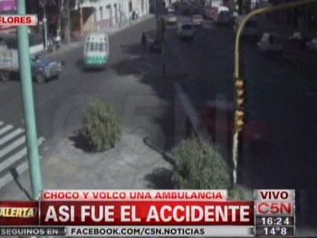 Un peatón se salvó de milagro en el choque de la ambulancia