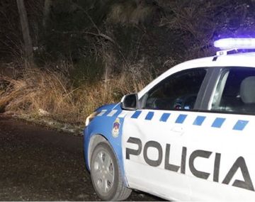 Ataron a dos chicas a un árbol - Crédito: lmneuquen.com/Federico Soto