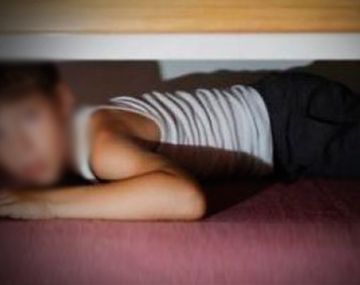 De noche duermo debajo de la cama